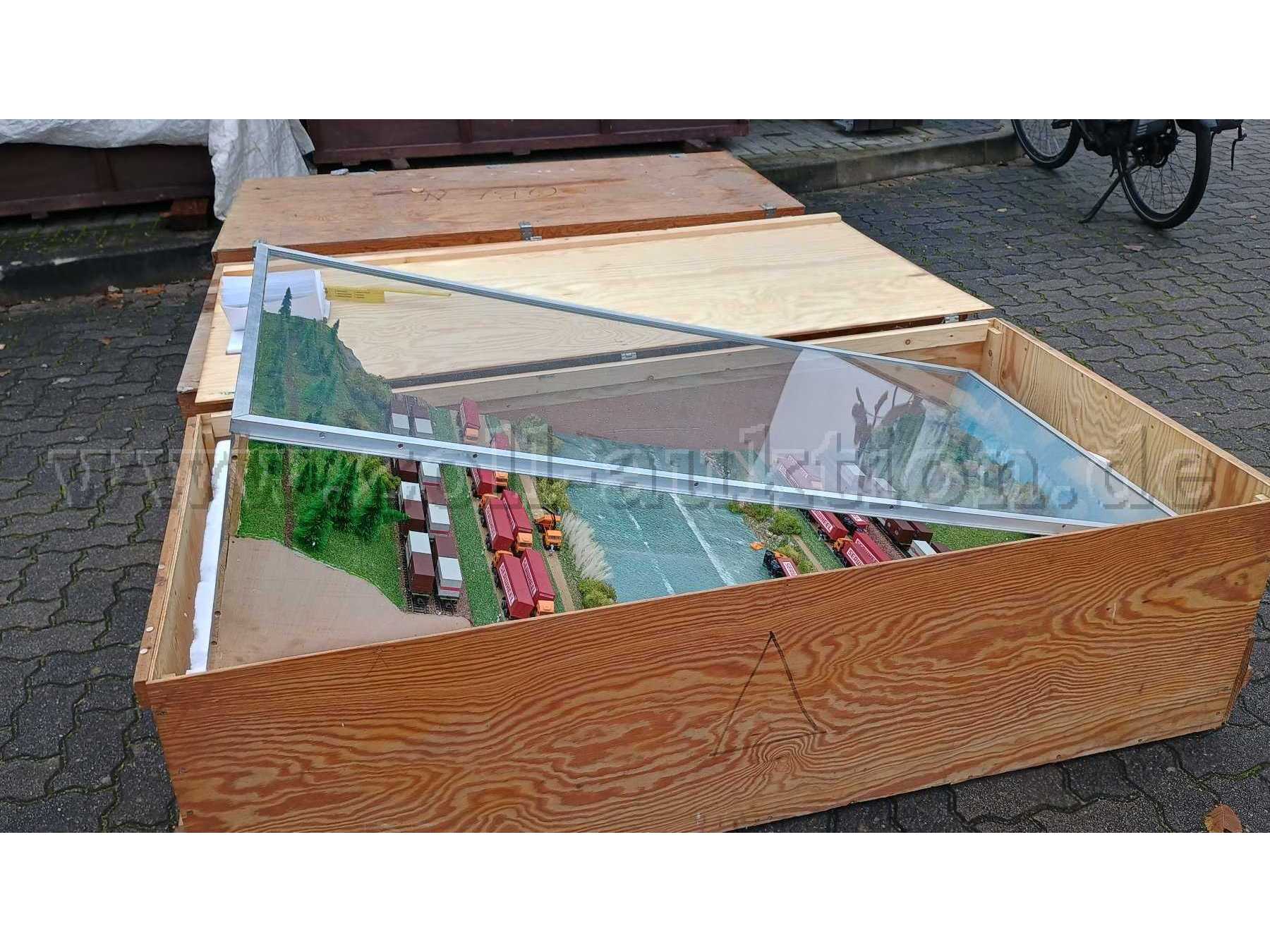 Ansicht Schaukasten in Transportbox