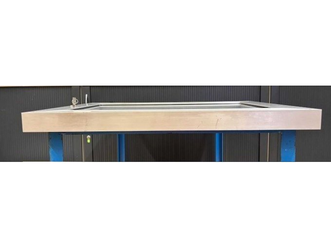 Schaukasten Bild Unterseite
Gebrauchsspuren und leichte Kratzer