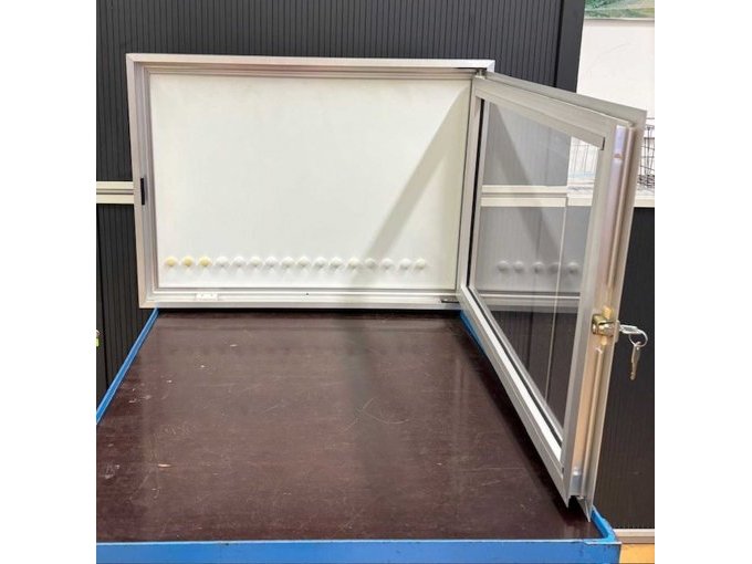 Schaukasten offen mit Magnete