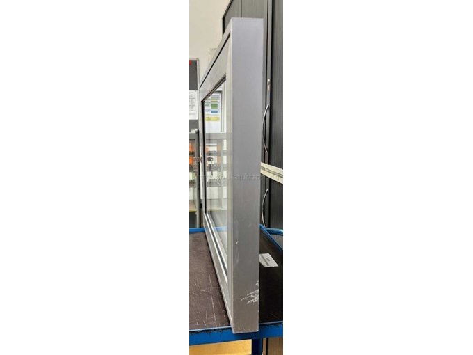 Schaukasten re. Seite 
Gebrauchsspuren, leichte Kratzer und Kleberückstände