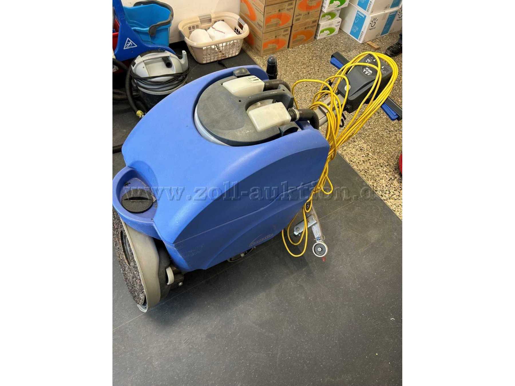 Scheuersaugmaschine seitlich