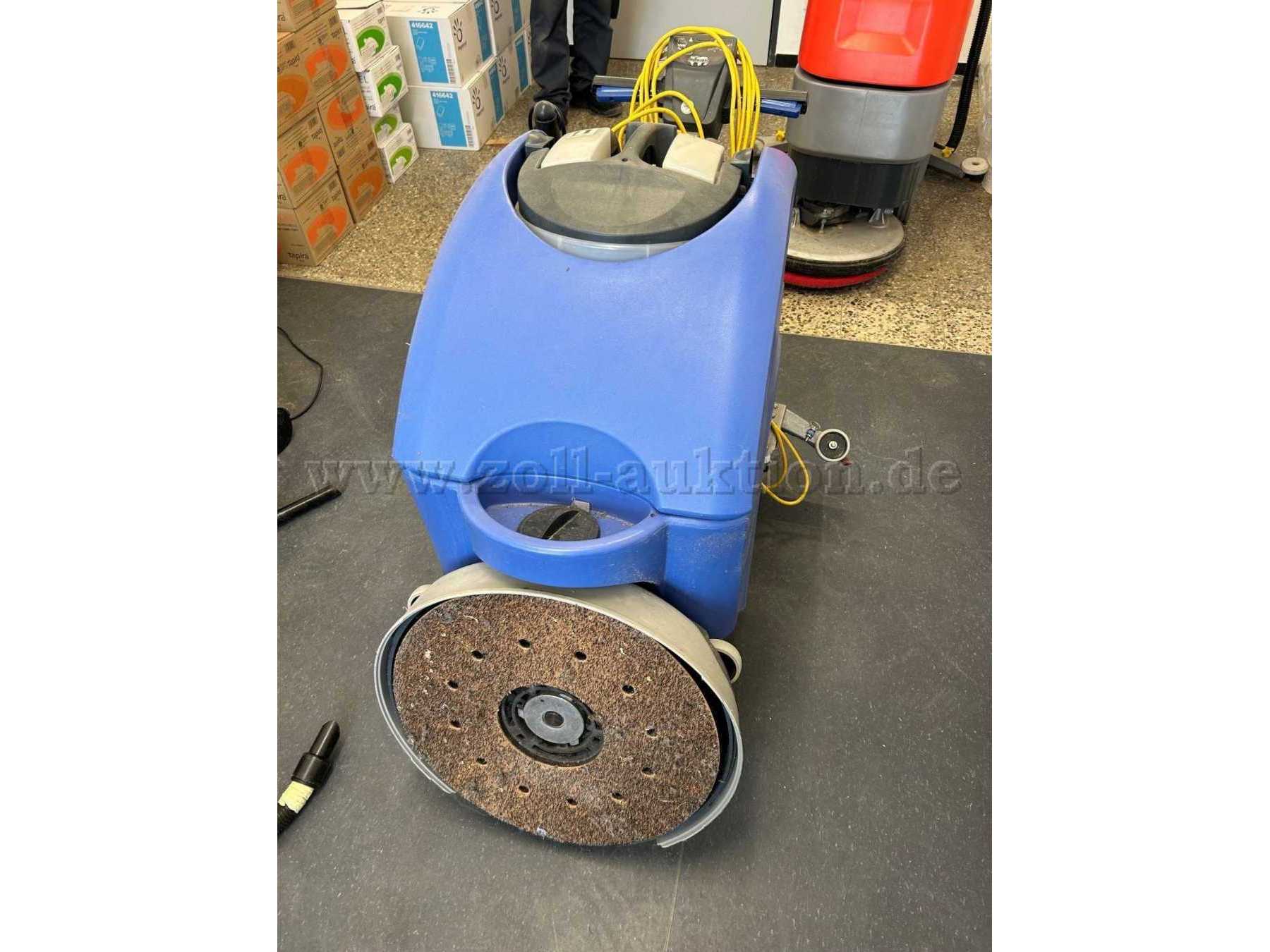 Scheuersaugmaschine von vorne