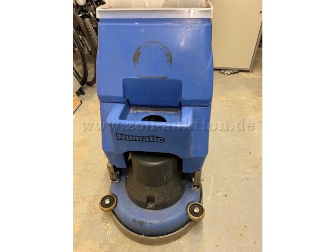 Scheuersaugmaschine von vorne