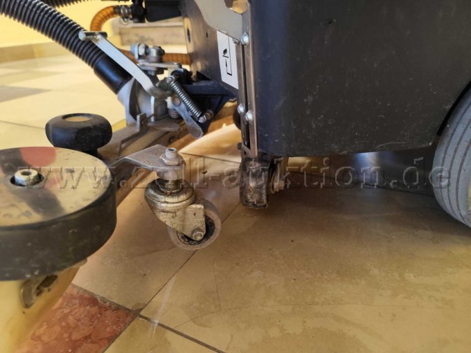 1 Scheuersaugmaschine TASKI swingo 450E - DEFEKT – foto 6 – kavel bij Zoll-Auktion, Rethem (Aller)