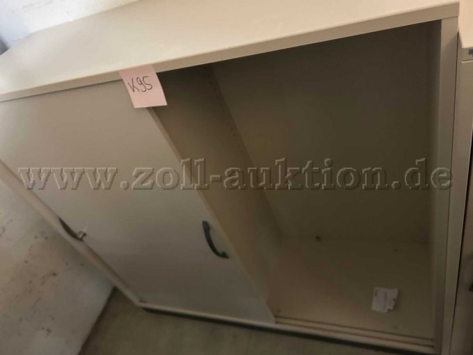 Rechte Tür geöffnet