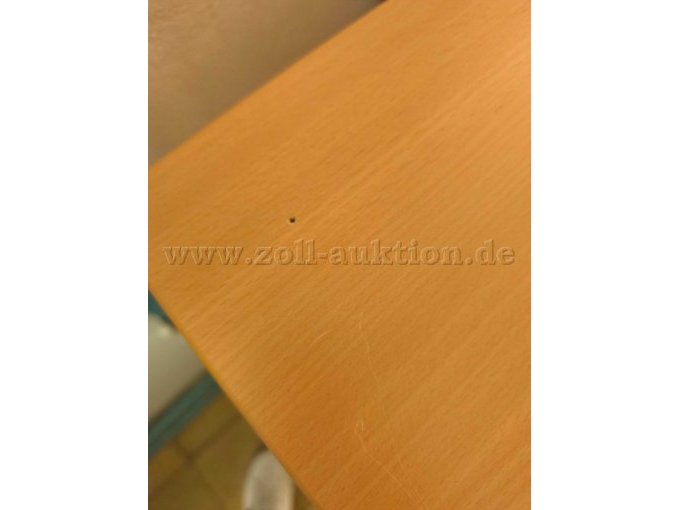 Zwei Schraublöcher auf Deckplatte