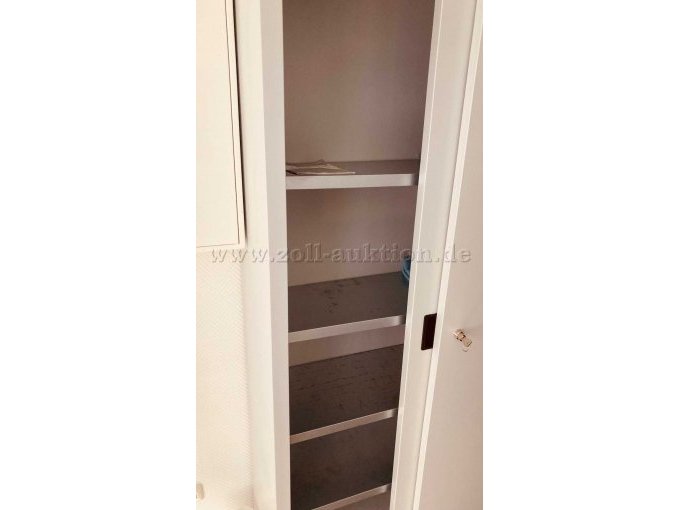 Schiebetürenschrank geöffnet