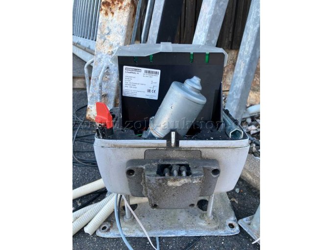 Ansicht Motor mit Typenschild und CE Kennzeichnung