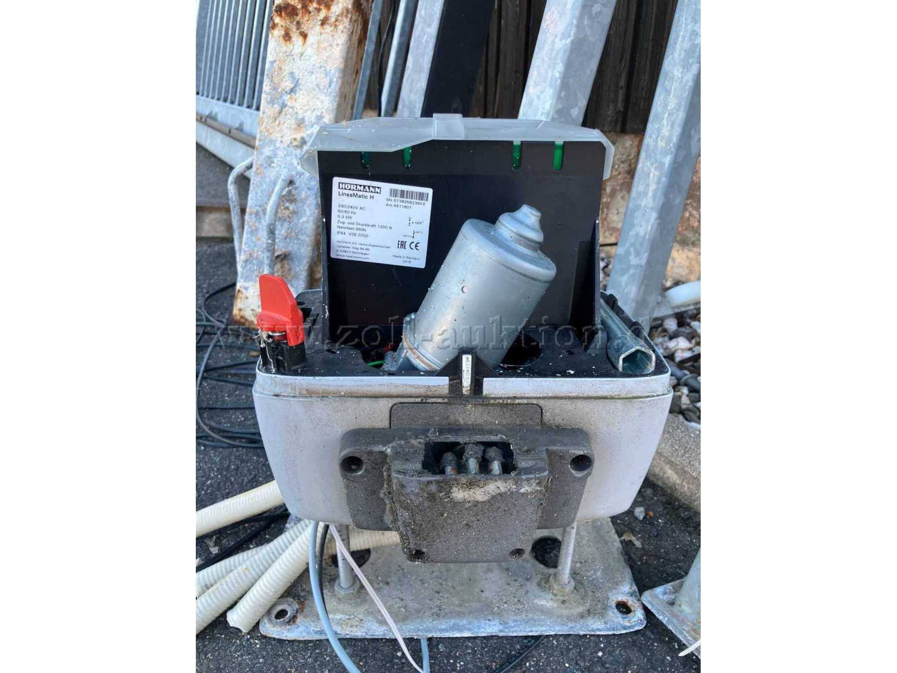 Ansicht Motor mit Typenschild und CE Kennzeichnung