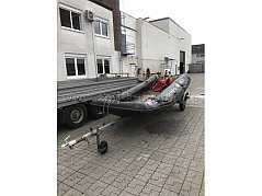 Schlauchboot von vorne auf Trailer mit angebauten Motor