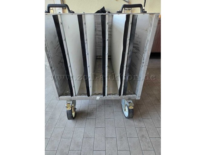 Schwenkbare Rollen mit Feststellbremse.