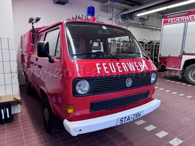 Schlauchwagen SW 500 VW T3 Syncro, Front- und Seitenansicht rechts mit Tür für Rückbank.