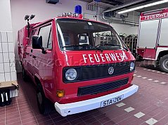 Schlauchwagen SW 500 VW T3 Syncro, Front- und Seitenansicht rechts mit Tür für Rückbank.