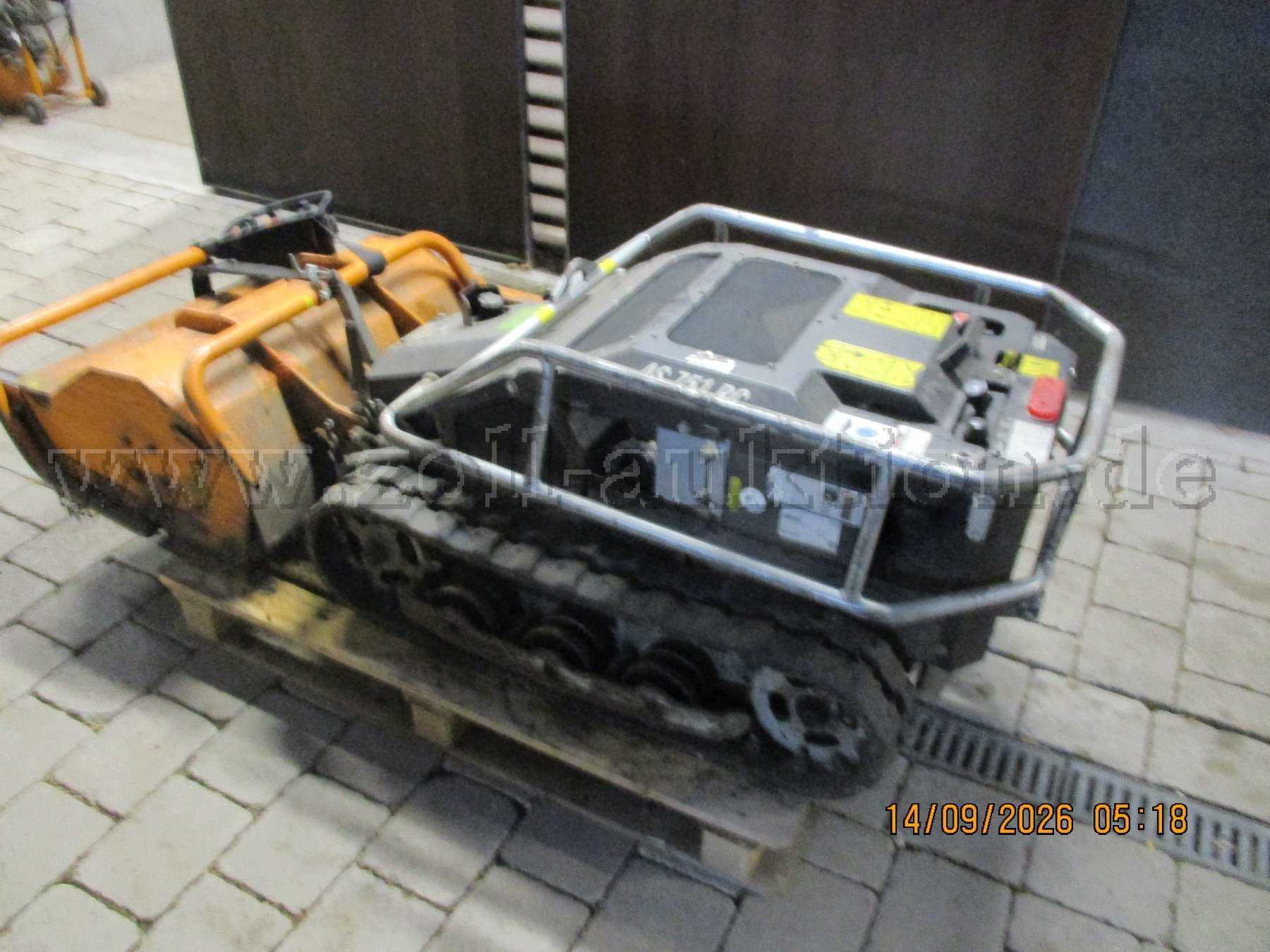 1台遥控割草机AS 751 RC,发动机损坏