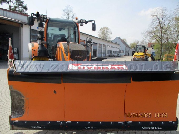 Schlepper mit Schneepflug