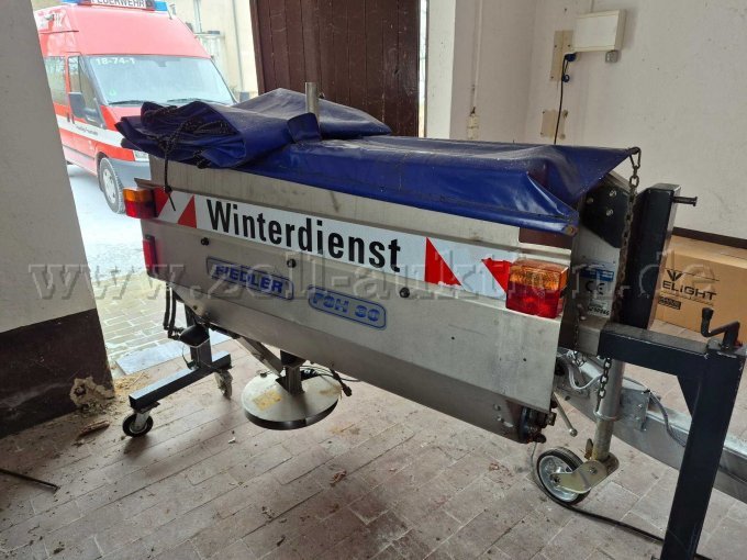 Schleuderstreuer mit Aufschrift Winterdienst Schleuderstreuer mit Aufschrift Winterdienst