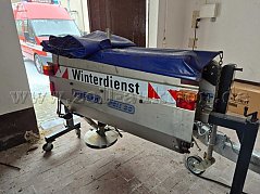 Schleuderstreuer mit Aufschrift Winterdienst