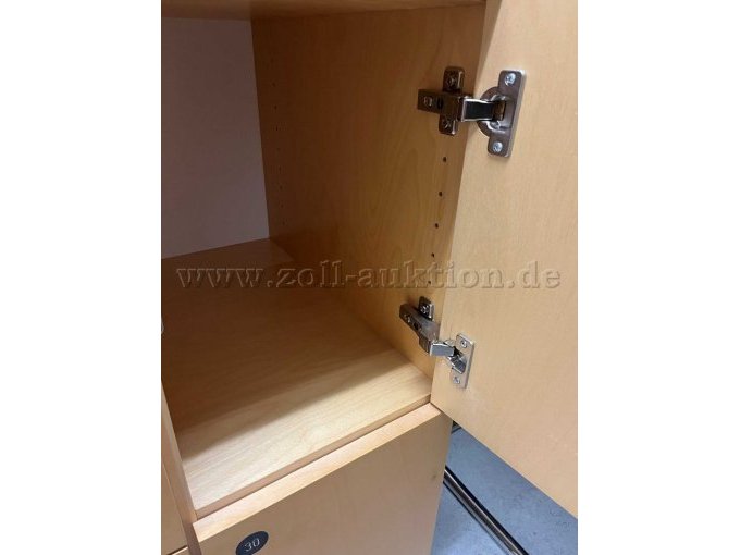 Detailansicht ein geöffnetes Fach - Scharniere