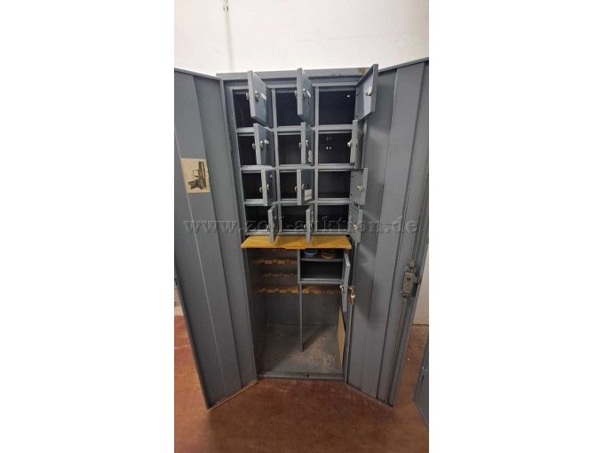 Blick in den Schrank mit geöffneten Schließfächern