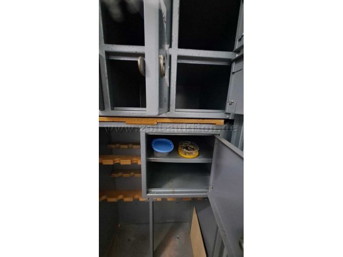 Blick auf das geöffnete untere Schließfach