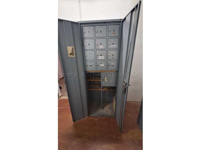 Blick in den Schrank mit geschlossenen Schließfächern