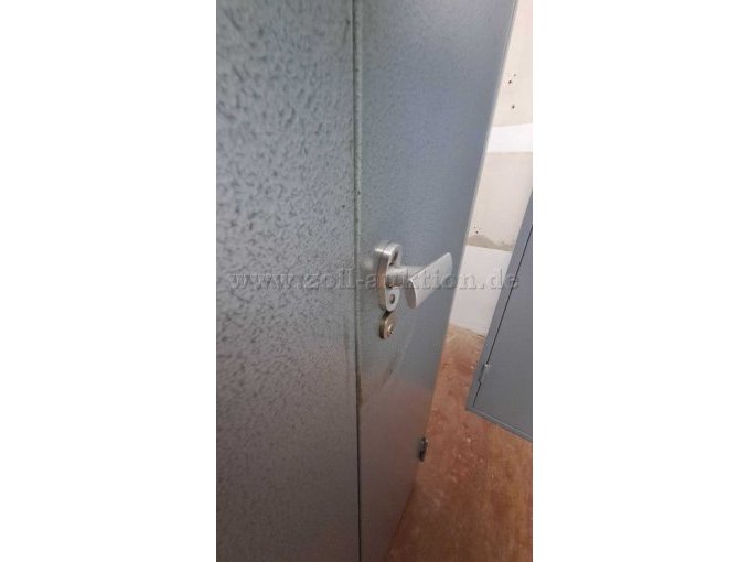Blick auf den leicht verbogenen Knebel des Schranks