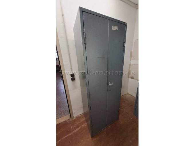 Blick auf den geschlossenen Schrank