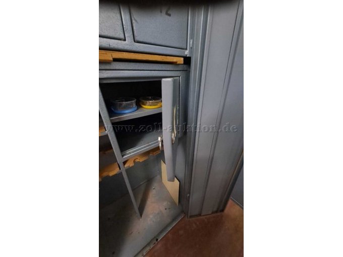 Blick auf die leicht verbogene Tür des unteren Schließfachs