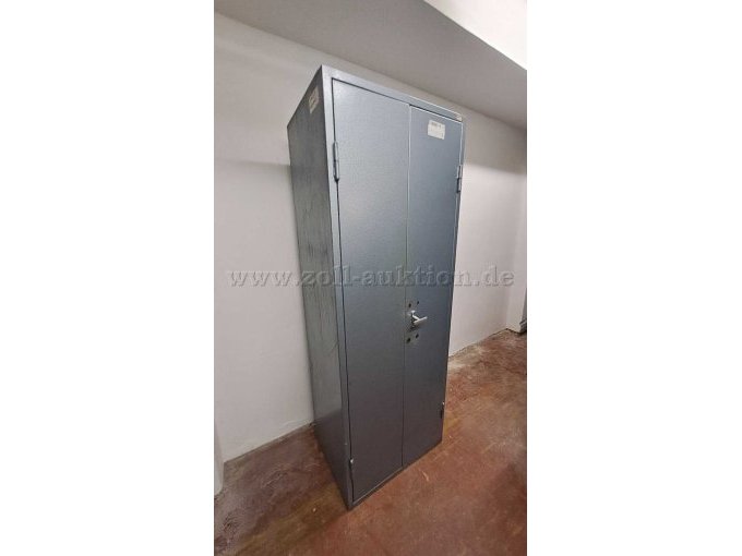 Blick auf den geschlossenen Schrank