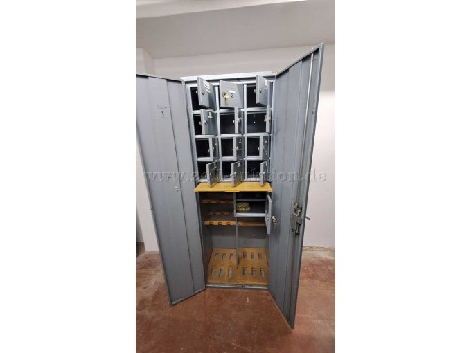 Blick in den Schrank auf die geöffneten Schließfächer