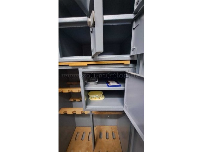 Blick in den Schrank auf das geöffnete untere Schließfach