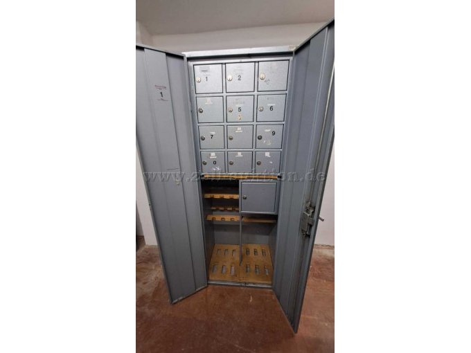 Blick in den Schrank auf die geschlossenen Schließfächer