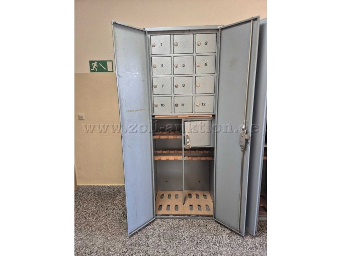 Blick in den geöffneten Schrank