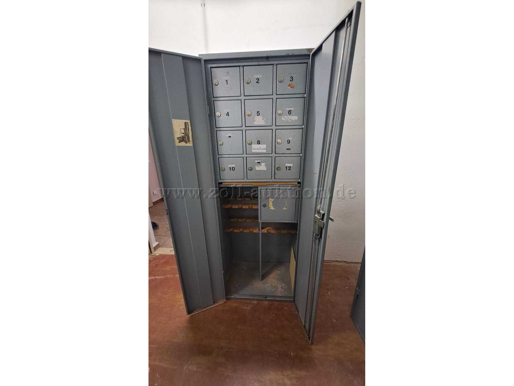Blick in den Schrank mit geschlossenen Schließfächern