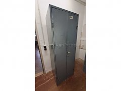 Blick auf den geschlossenen Schrank