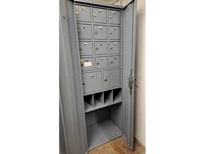 Blick in den Schrank auf die geschlossenen Schließfächer