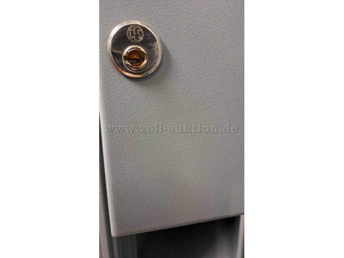 Blick auf das aufgebohrte Schloss des Fachs 13