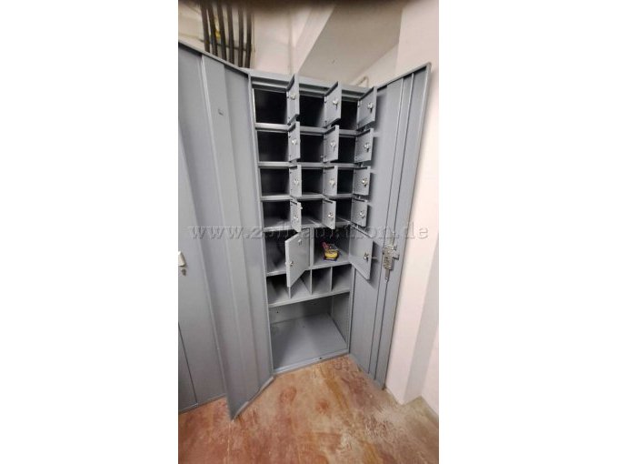 Blick in den Schrank auf die geöffneten Schließfächer