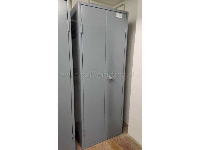 Blick auf den geschlossenen Schrank