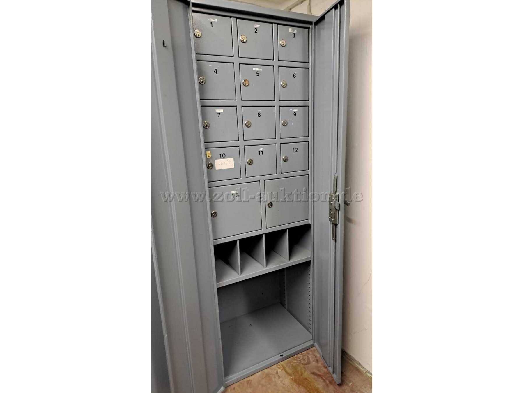 Blick in den Schrank auf die geschlossenen Schließfächer