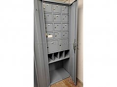 Blick in den Schrank auf die geschlossenen Schließfächer