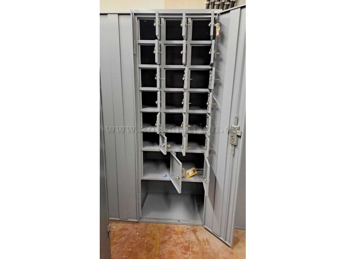 Blick auf den geöffneten Schrank mit offenen Schließfächern