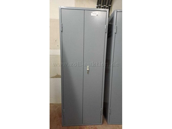 Blick von vorn auf den geschlossenen Schrank