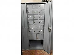 Blick auf den geöffneten Schrank