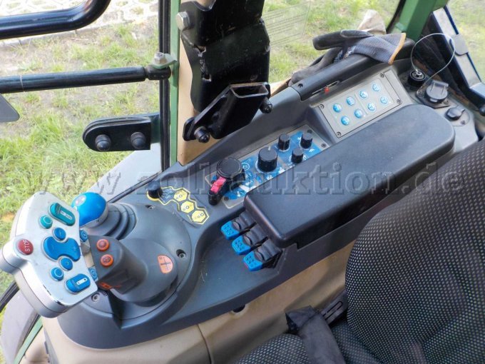 1 smalspoor-landbouwtractor Fendt 208 V Vario TMS – foto 7 – kavel bij Zoll-Auktion, Veitshöchheim