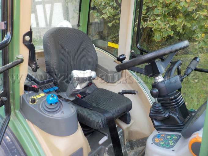 1 smalspoor-landbouwtractor Fendt 208 V Vario TMS – foto 5 – kavel bij Zoll-Auktion, Veitshöchheim