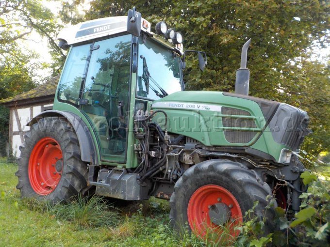 Front- und Seitenansicht Ackerschlepper