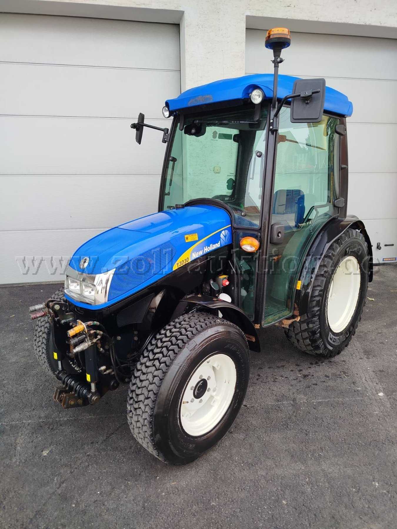 1 台窄轨拖拉机 New Holland T3030 四轮驱动