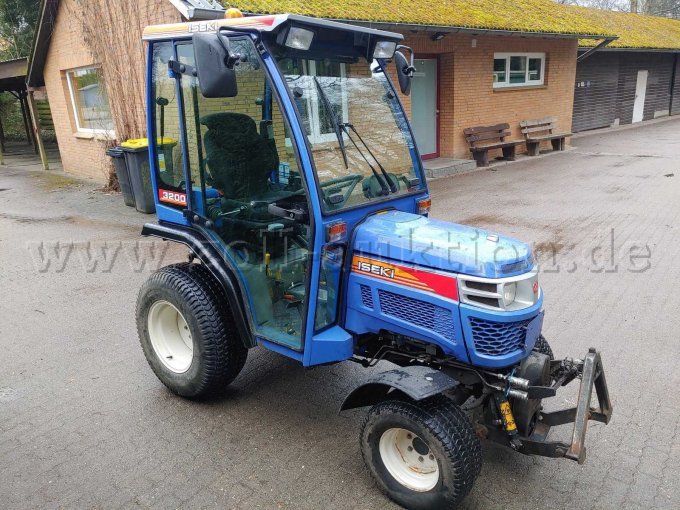 Schrägansicht mit Tür.