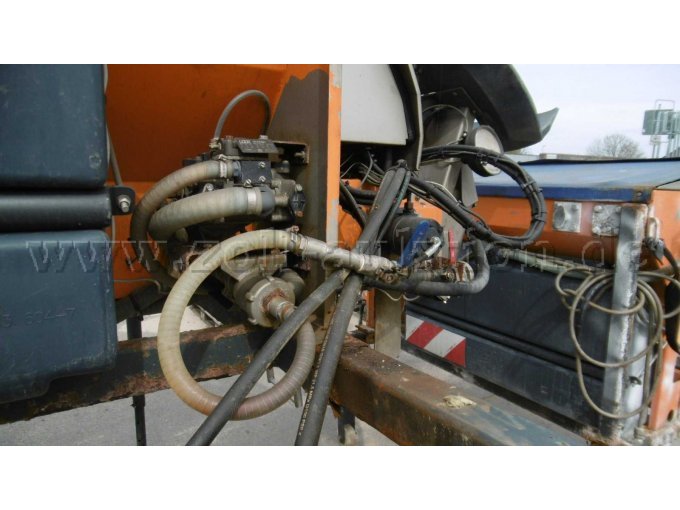Detailansicht der Schlauchverbindungen, Hydraulikleitungen und der Pumpeneinheit.